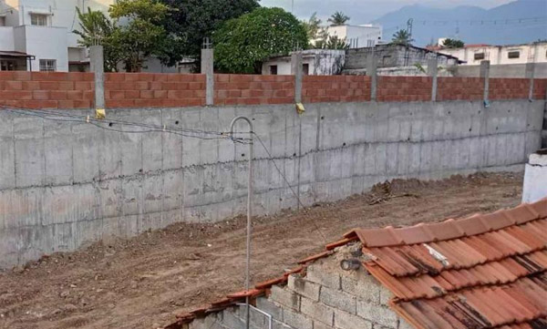 Caste wall that came down last year; erected again in Mettuppalayam